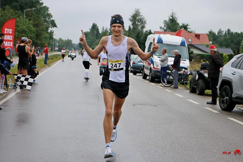 Runner in a white siglet